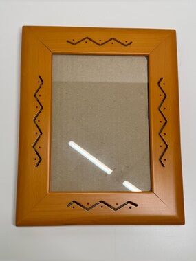Handcrafted Fetco Light Wood Photo Frame 8x10” (5x7” Photo) Cutout Detail